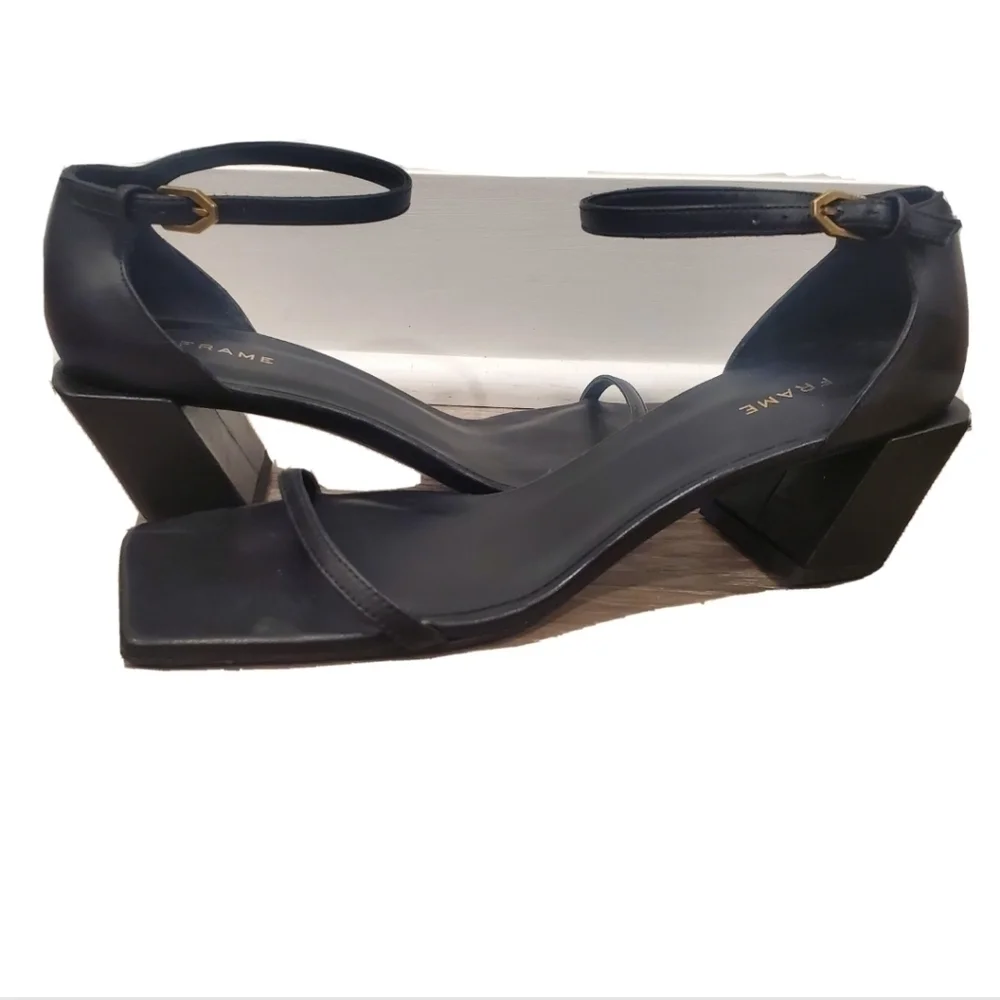 NEW FRAME Le Summit Black Sandal